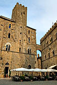 Volterra - Piazza dei Priori - Dettaglio della Torre del Porcellino, oggi incorporata nel palazzo del podest. 
